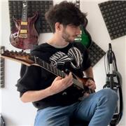 Diplomando in Chitarra Elettrica offre lezioni di Strumento + teoria, armonia e solfeggio